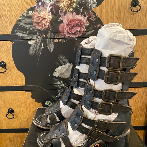 **SOLD** Freebird OG Zeus Sandals - Picture 4 of 5